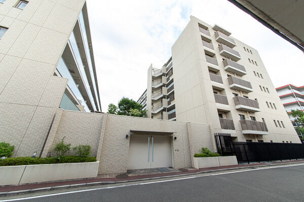 24時間ゴミ出し可能。宅配ロッカー、防災倉庫も備え住まいの安全に配慮しています。