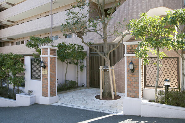 エントランスは、イタリアンテイストのイメージを印象させる。		