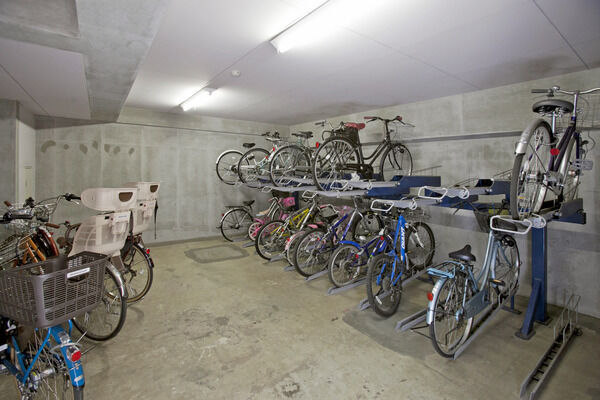 敷地内に設置されている24台収容の自転車専用駐輪場。	