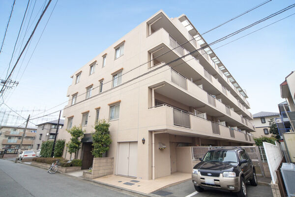 【日吉東パークホームズ】6階建て総戸数30戸の住まいには、エレベーターを1基設置。 【日吉東パークホームズ】6階建て総戸数30戸の住まいには、エレベーターを1基設置。