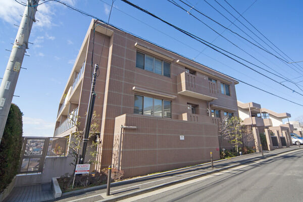 【パークホームズ日吉本町光彩の丘】傾斜を利用した外観。左側には自転車用入口が設置されています。 【パークホームズ日吉本町光彩の丘】傾斜を利用した外観。左側には自転車用入口が設置されています。