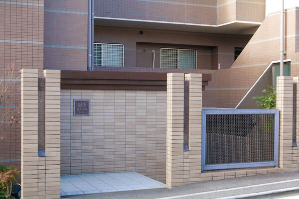 メインエントランスへ続く、マンション入口。