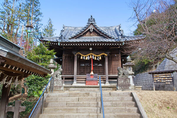毎年10月に秋の祭礼が行われる「駒林神社」までは、約130m（徒歩2分）。