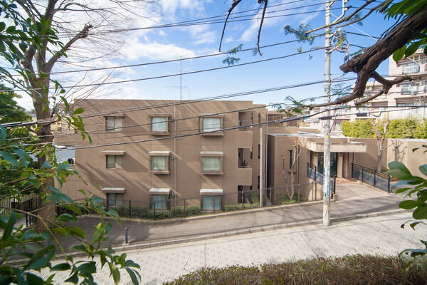 【パークハイム日吉本町】通りから一歩奥まり、独立棟として配置されたエントランス。 【パークハイム日吉本町】通りから一歩奥まり、独立棟として配置されたエントランス。