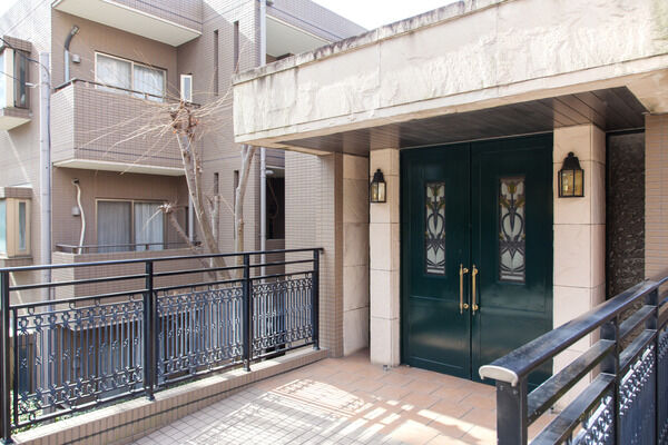 重厚感あふれる門構えをぬけると、シックで気品漂うホールが広がります。 重厚感あふれる門構えをぬけると、シックで気品漂うホールが広がります。