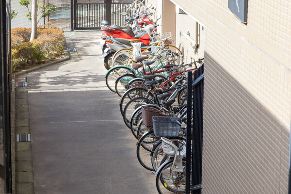 敷地内に設置された自転車駐輪場。バイクを置くことも可能。 敷地内に設置された自転車駐輪場。バイクを置くことも可能。