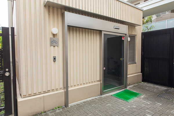 敷地内には自転車やミニバイクも駐輪できるサイクルポートを住戸分設けています。