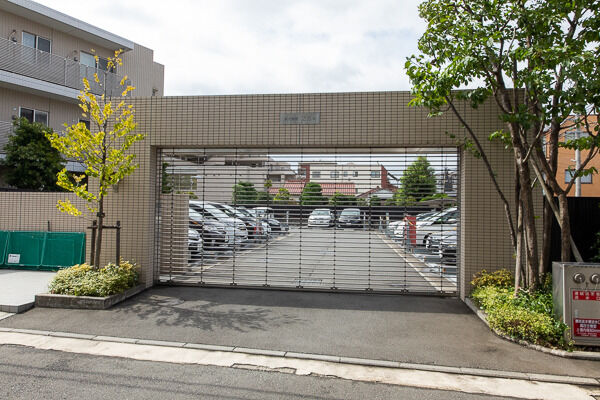 シャッターゲート付きの敷地内駐車場。