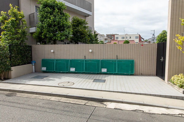 脱臭装置と換気設備を設けたごみステーションは、24時間利用可能です。