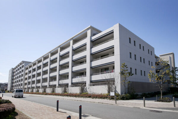 【パークホームズ日吉本町】避難経路を想定した広い道路幅。防災を意識した設備やシステムを揃えています。 【パークホームズ日吉本町】避難経路を想定した広い道路幅。防災を意識した設備やシステムを揃えています。