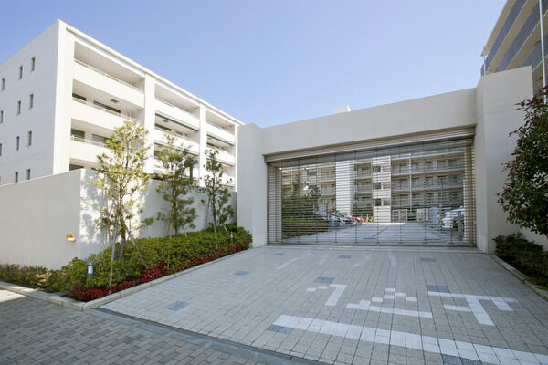 シャッターゲートが設置された125台収容の駐車場。