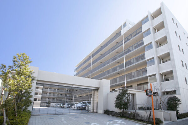 電動アシスト付レンタサイクルや、電気自動車によるカーシェアリングも実施。