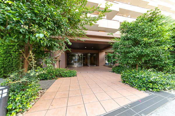 柑橘系の樹木に包まれた、サブエントランス。