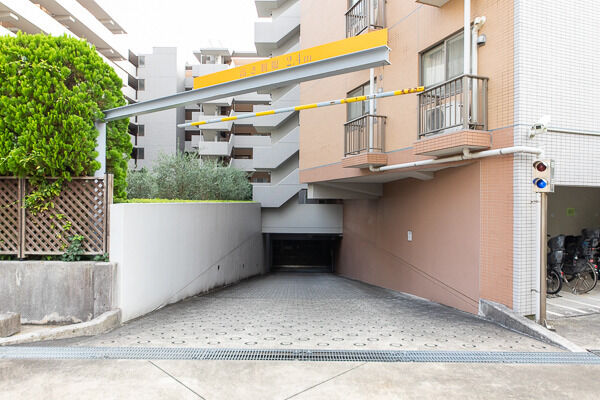 総戸数の80%以上を確保した地下駐車場。半数以上はハイルーフ車対応です。