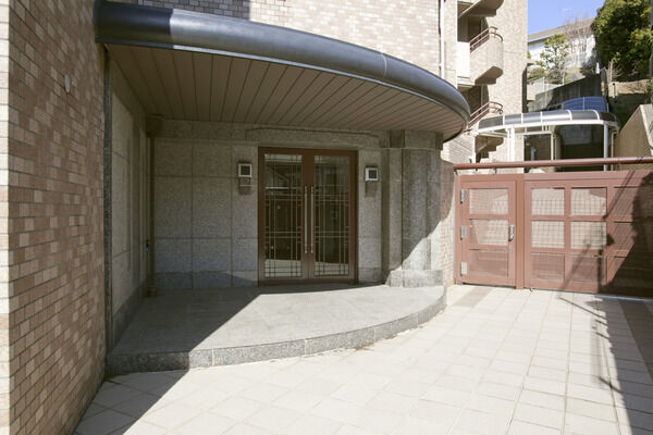 【パークハイム大倉山】半円を描く石張りのホールとルーフが品格を湛えて訪れる人をお迎えします。