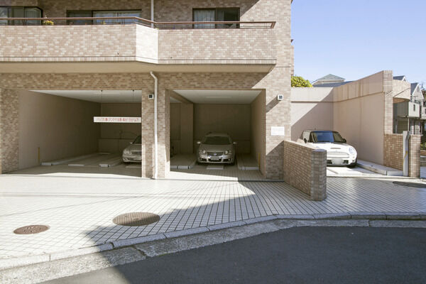 平置き式の駐車場は雨風を凌げるガレージ型もあります。