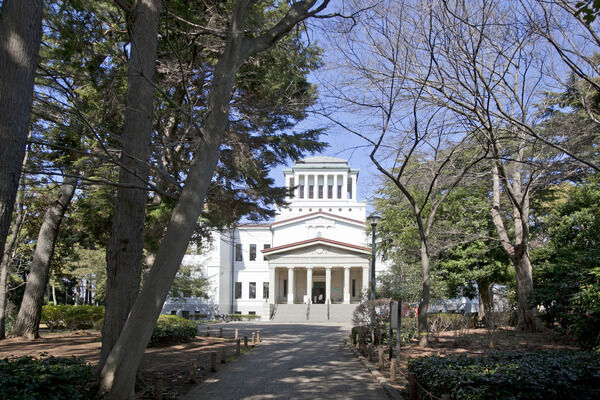 横浜市指定文化財「大倉山記念館」は、約1,250m（徒歩16分）。