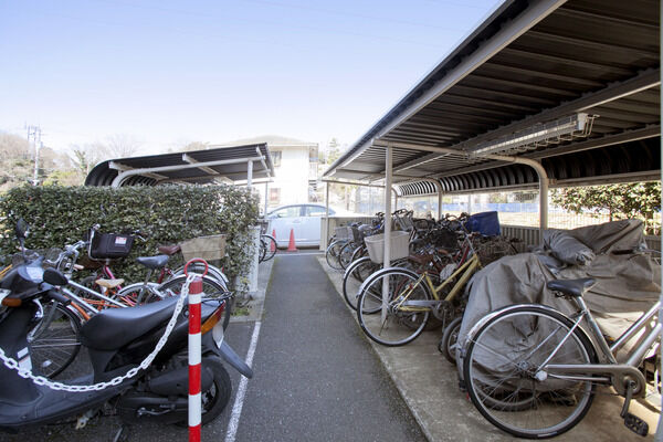 屋根付きの自転車置き場は全戸分にあたる27台を収容。