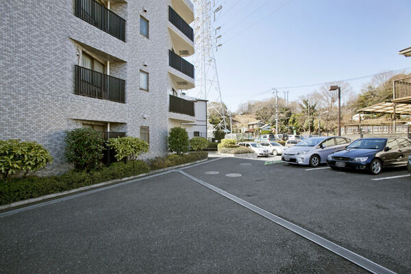 敷地内12台、敷地外15台の駐車スペースを用意しています。