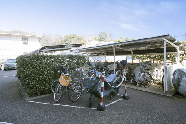 整理整頓された18台収容の駐輪場。