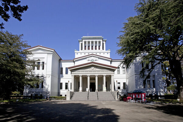 ホール、ギャラリーなどを備えた「大倉山記念館」は、約1760m（約22分）。