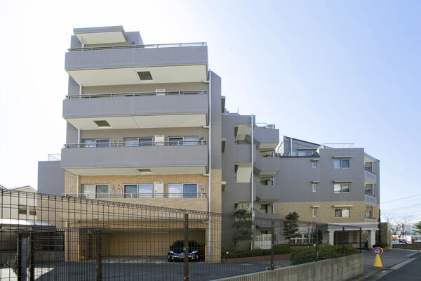 【パークコート大倉山】雁行設計による彫りのある個性的なフォルムがさり気なく個性を主張します。