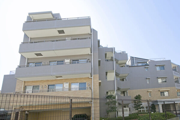 【パークコート大倉山】ホテルライクな内部廊下で外部からの視線を遮ります。