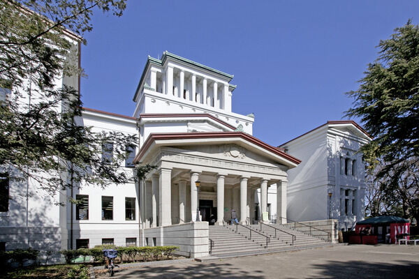 ギリシャ神殿風の佇まいが印象的な「大倉山記念館」は約650m（徒歩9分）。