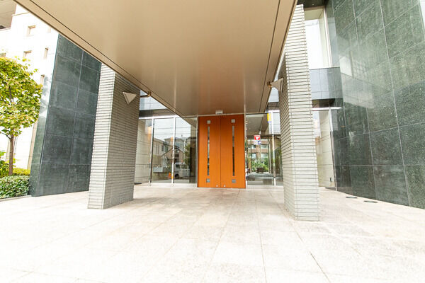 御影石や大理石を使用した上質な雰囲気のエントランス。