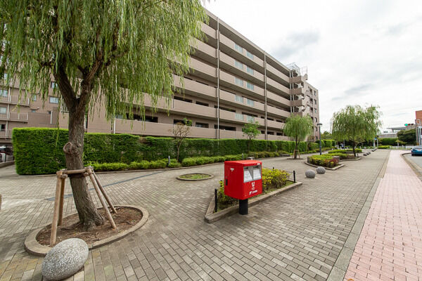 マンション前はインターロッキング舗装の歩道。