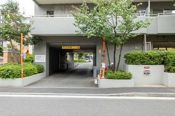 190台収容可能な敷地内駐車場。