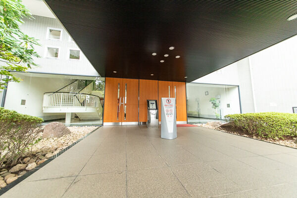 緑豊かな草木に囲まれたエントランスアプローチ。