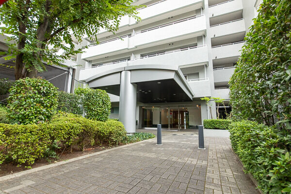 ギリシャ風建築のエルム通り商店街まで徒歩2分(約160ｍ)。