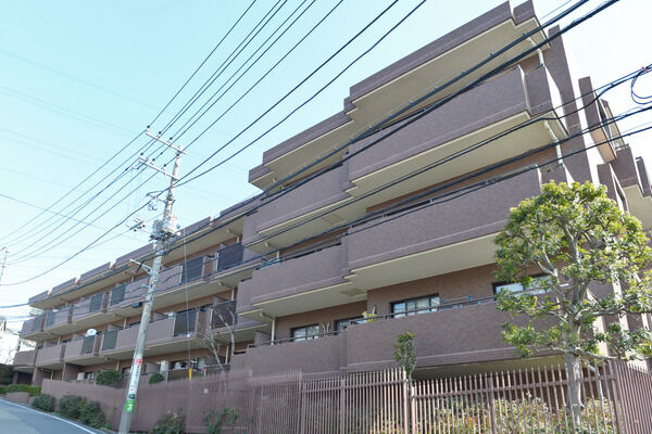 【東戸塚パークホームズ】周辺には高層建築物がなく、静かな住宅エリアに佇みます。 【東戸塚パークホームズ】周辺には高層建築物がなく、静かな住宅エリアに佇みます。