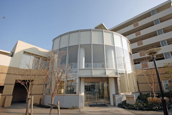 エントランスから始まる「マークゲート（共用棟）」には、様々な施設があります。