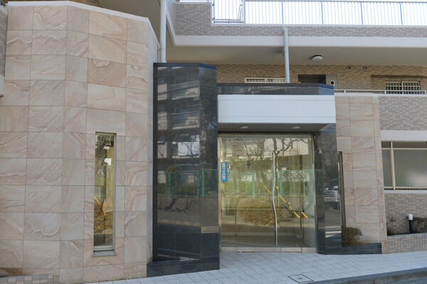 エントランスは、石貼りの高級感あふれるつくりが特徴です。