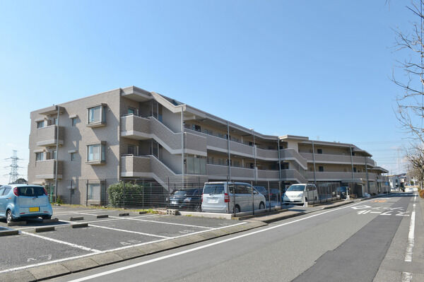 第一種低層住居専用地域にあるため、周辺の環境は閑静な住宅地となります。