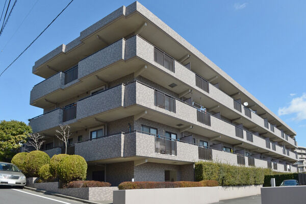 【東戸塚パークホームズ弐番館】周辺には植栽が施され、周辺の環境に配慮されています。