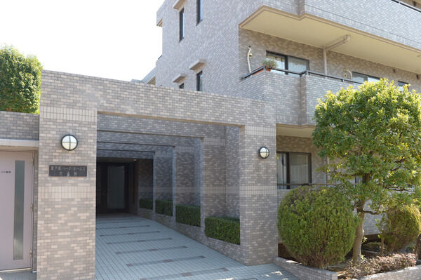 アプローチは、プライバシーに配慮されたデザインになっています。