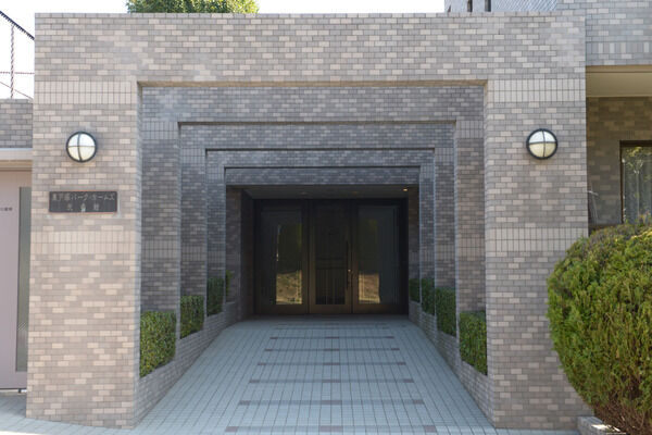 エントランスは、オートロックなどの防犯システムを備えています。