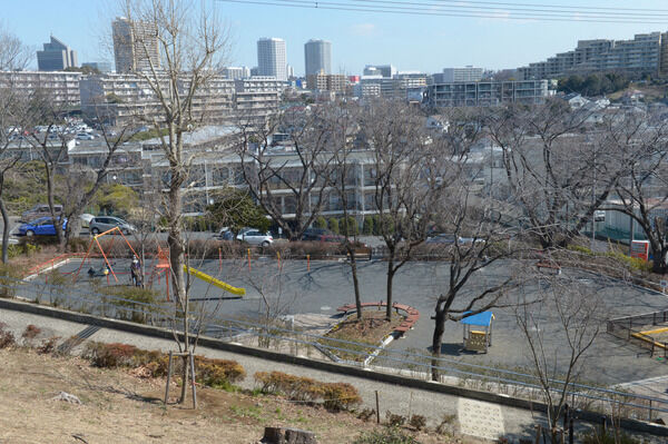 プールのある「秋葉台公園」は、約500m（徒歩7分）。