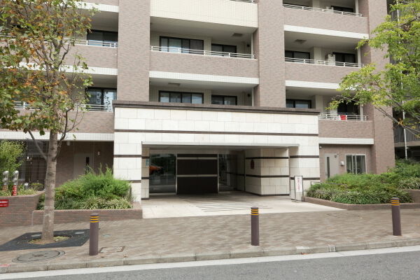 エレガントで気品溢れるエントランス。