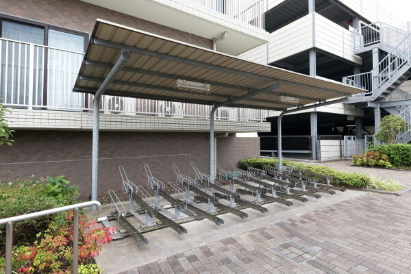 敷地内各所に配された自転車置き場。