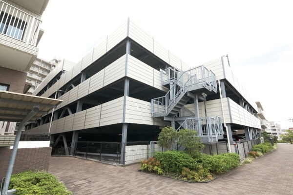 自走式の立体駐車場は設置率100%を確保。駐車場の屋上部分は共用の緑化庭園。