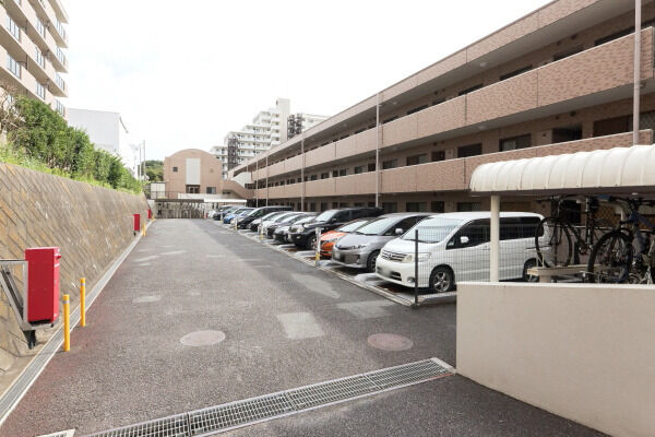駐車スペースは133台分（壱番館99台・弐番館34台）の機械式駐車場を装備。