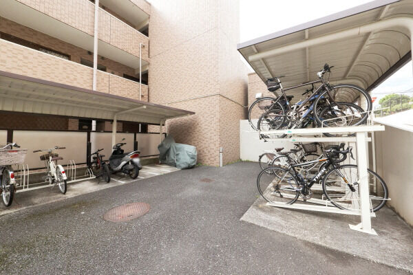 駐輪場（壱番館194台・弐番館67台）、バイク置場（壱番館8台・弐番館4台）。