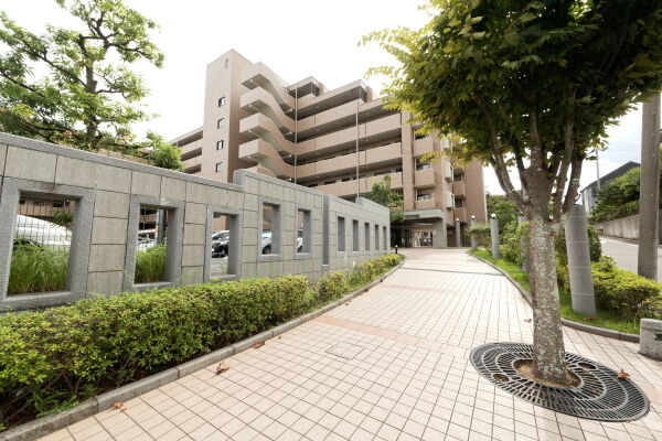 シンボルツリーから住宅までに配置した左右の植栽が目を楽しませてくれるアプローチ。