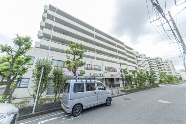 【コスモステーション上永谷】建物の東側には、図書館が隣接。