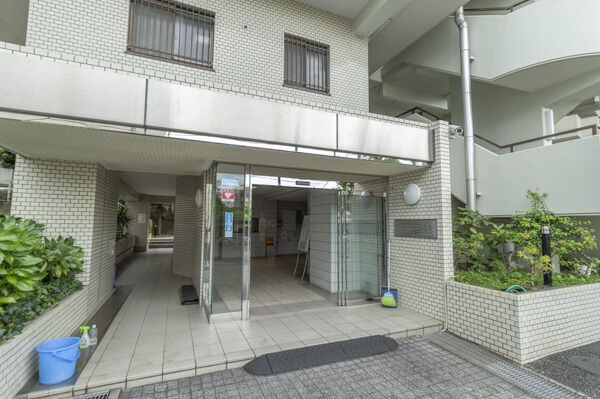 住まう人々を心地よく迎えてくれる、落ち着きのあるエントランス。