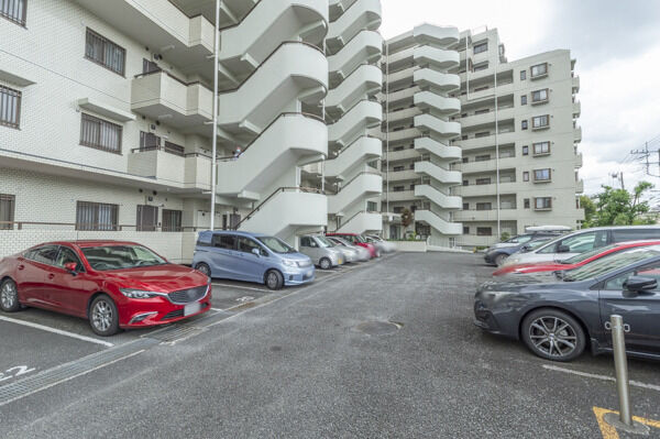 敷地内駐車場。